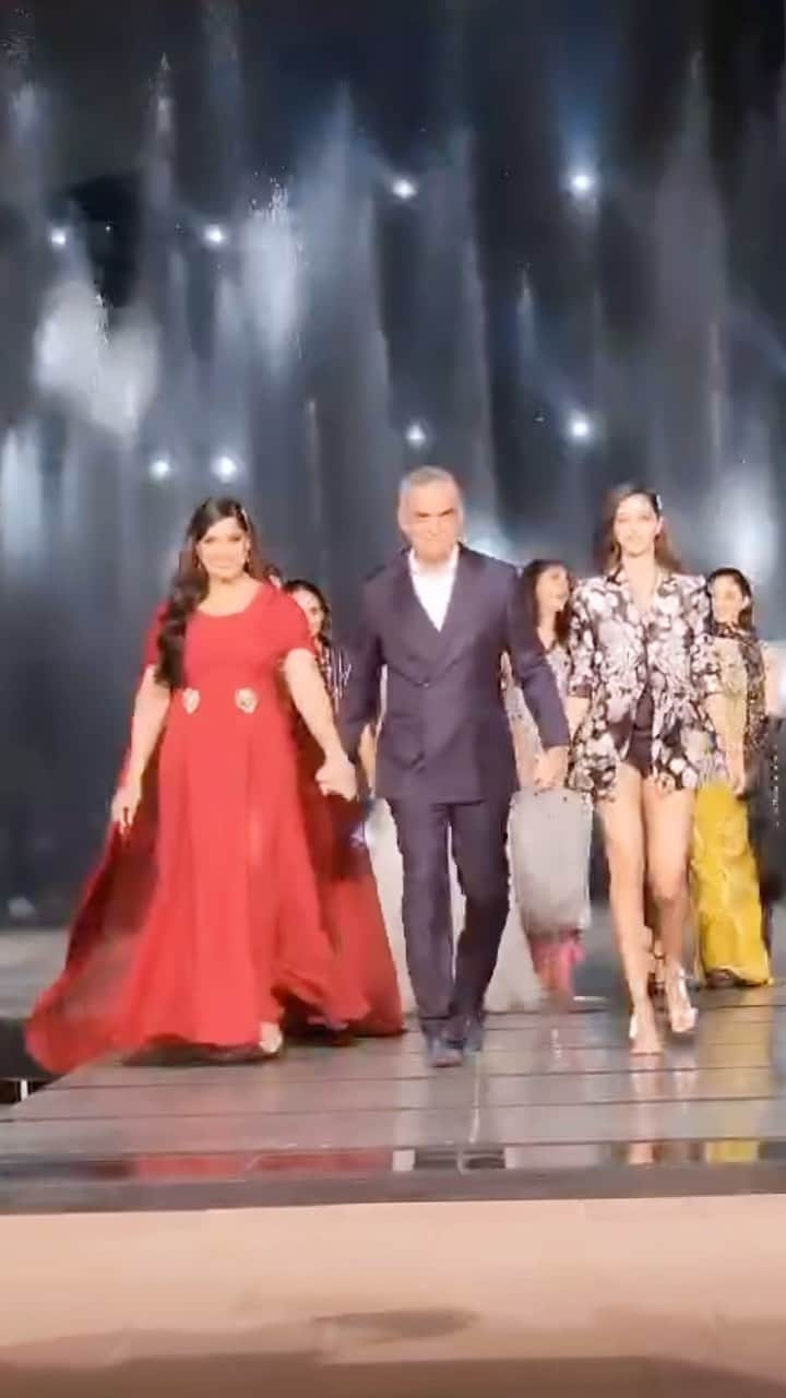 ビパシャ・バスーのインスタグラム：「Truly was a grand finale for @lakme_fasion_week ❤️ @bibhumohapatra it was  a pleasure being your muse ❤️  Thank you @fdciofficial  and  @lakmeindia  for putting together such a spectacular show❤️」