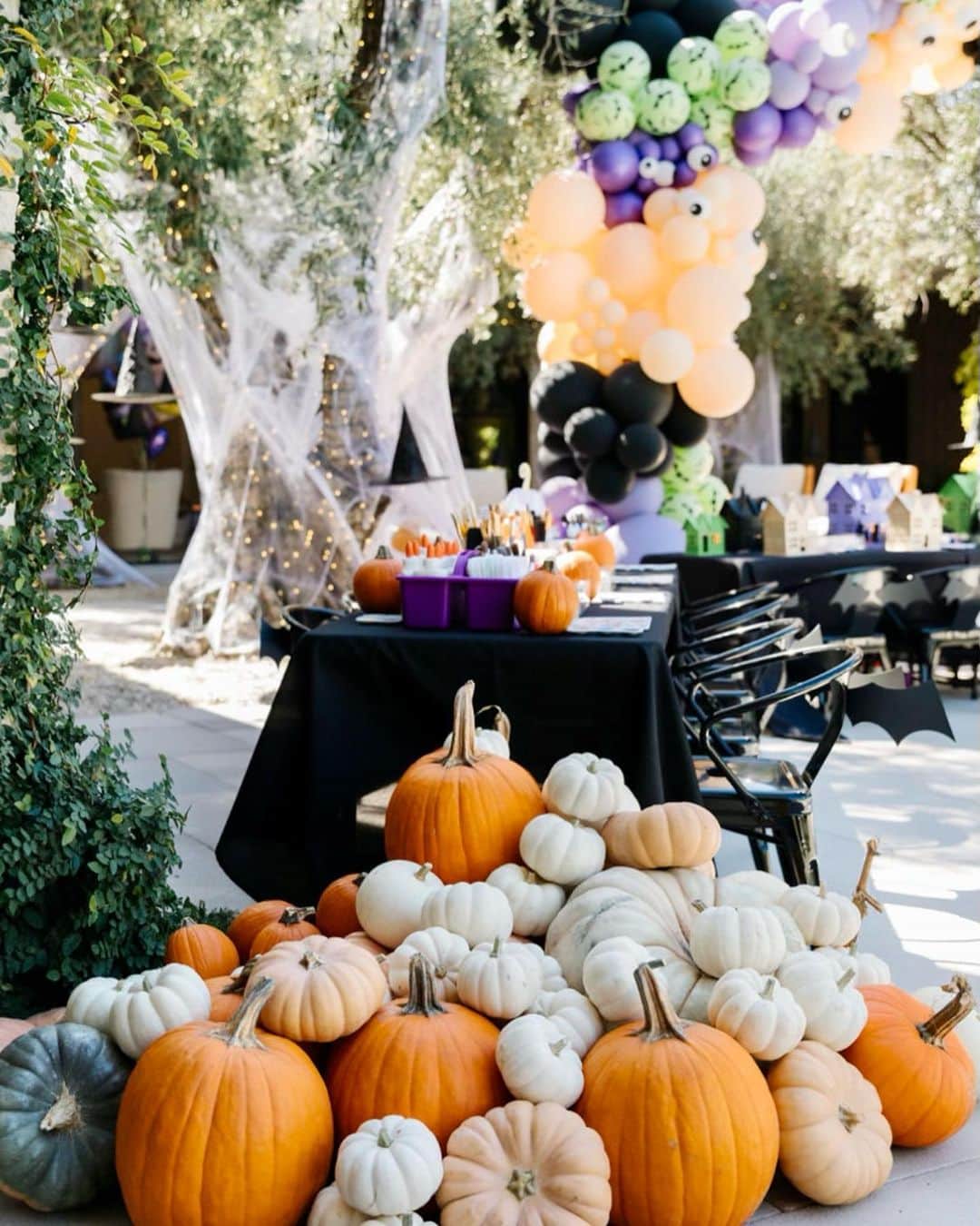 クロエ・カーダシアンのインスタグラム：「🧡🎃 our annual pumpkin decorating party 🎃🧡  Balloons and event - @wildchildparty  Crafts - @little_artist_party  Candy wall - @thecandycoach Desserts - @cakegourmetsugarservice Kids chairs - @platinumprophouse Signage - @creativeamme」