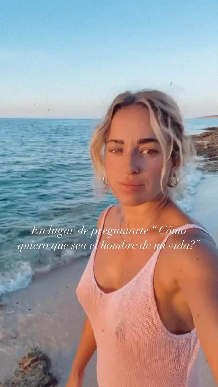 ジェマ・マリンのインスタグラム：「No pongas el foco en él, ponlo en ti❤️ Tomate tu tiempo para saber cómo te gusta sentirte, como te gusta que te quieran..  Te gusta sentirte Protegida, respetada, valorada, quieres alguien que te empuje cuando tienes un bajón, o alguien que potencie tu sentido del humor…???   Mientras que no pongamos el foco en nosotras no sabremos si la persona que estamos conociendo es la adecuada o no. Y esto vale no solo para relaciones de pareja, también con amistades.   Rodéate de personas que te hagan sentir como a ti te gusta sentirte❤️   #amorpropio #cuidate #autoconocimiento #autoestima #amorconsciente #relaciones」