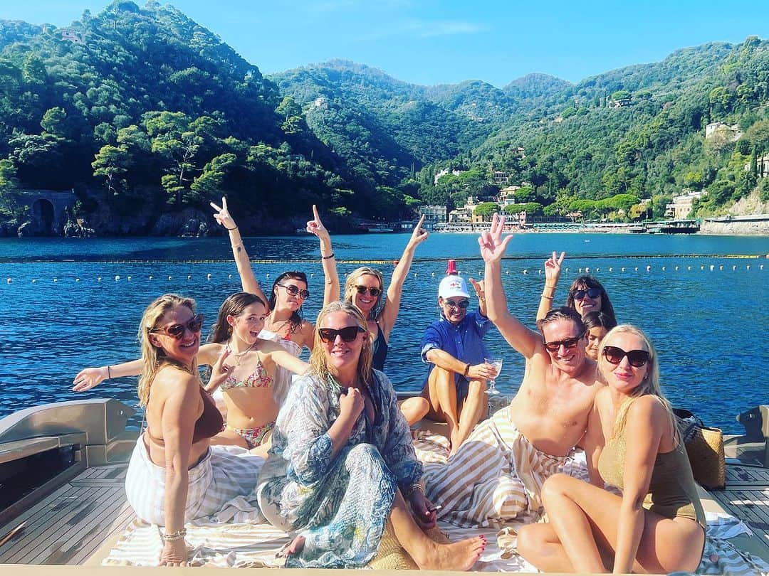 ナタリー・インブルーリアのインスタグラム：「Magical few days in Portofino celebrating my dear friend  @jacksavoretti Birthday!!! What a fab bunch of people ❤️ and Portofino is my new favourite place. Missing you all… and the sun and the sea… and the pasta!! 🍝 💙☀️🌊🐬⚓️」
