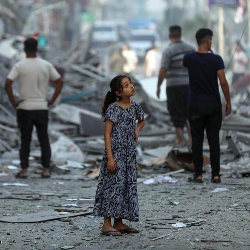 のインスタグラム：「Hundreds of thousands of children and families in Gaza are caught in a catastrophic situation.    After days of bombardment and cuts to all supply routes, many have run out of food, water, electricity, medicine and health care.    UNICEF and partners have been on the ground in the Gaza Strip, delivering immediate humanitarian support. But the needs are massive.    We need an immediate humanitarian pause to ensure unhindered and safe delivery of life-saving supplies to children and families in need.   Support our response by donating today - link in bio.  © UNICEF/Ajjour」