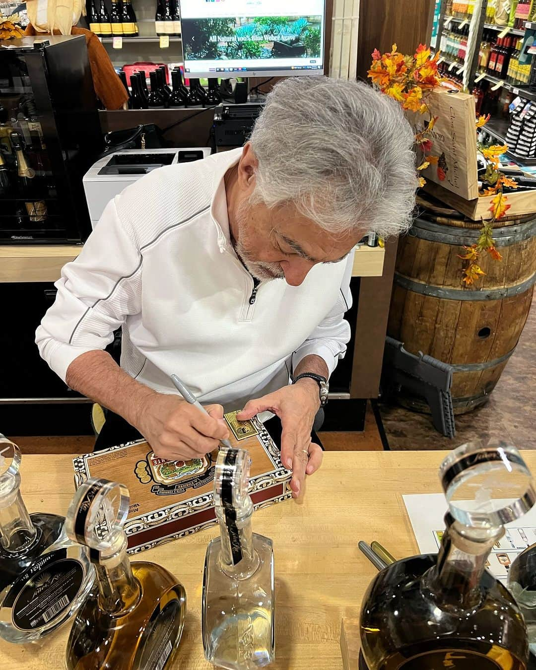 ジョー・マンテーニャのインスタグラム：「I even signed a box of cigars! I’ll be at 13440 N Prasada Pkwy Surprise, AZ, at 3pm! @senorriotequila @totalwine」