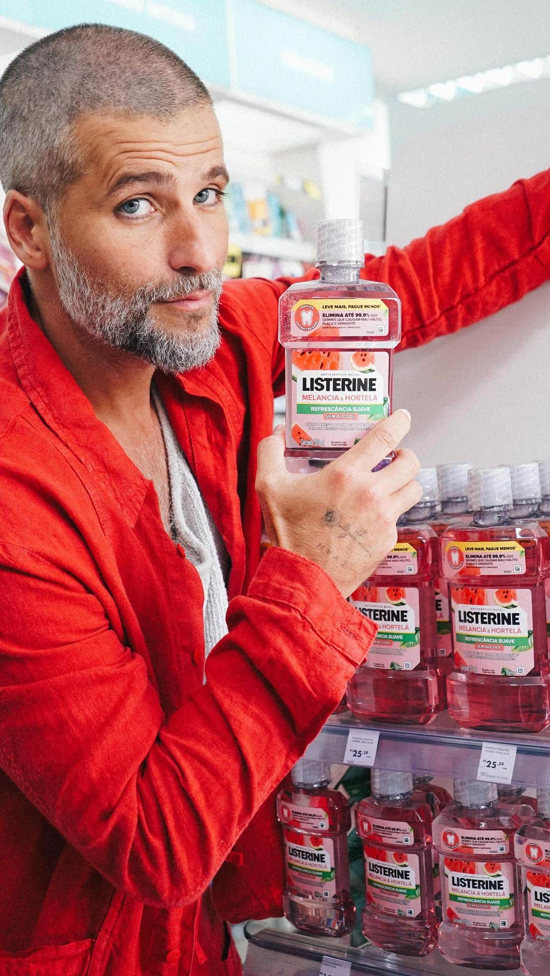 Bruno Gagliassoのインスタグラム：「Bafão em primeira mão! 🗣️  Fui na Avenida Paulista junto com @listerinebr para contar o maior bafão de todos os tempos, chegou LISTERINE®️ Melancia e Hortelã. Assim ficou ainda mais gostoso acabar com o bafão!  Só LISTERINE®️ elimina até 99,9% dos germes que ficam na boca e tem 5x mais poder de limpeza que fios e escovas.  #Publi」