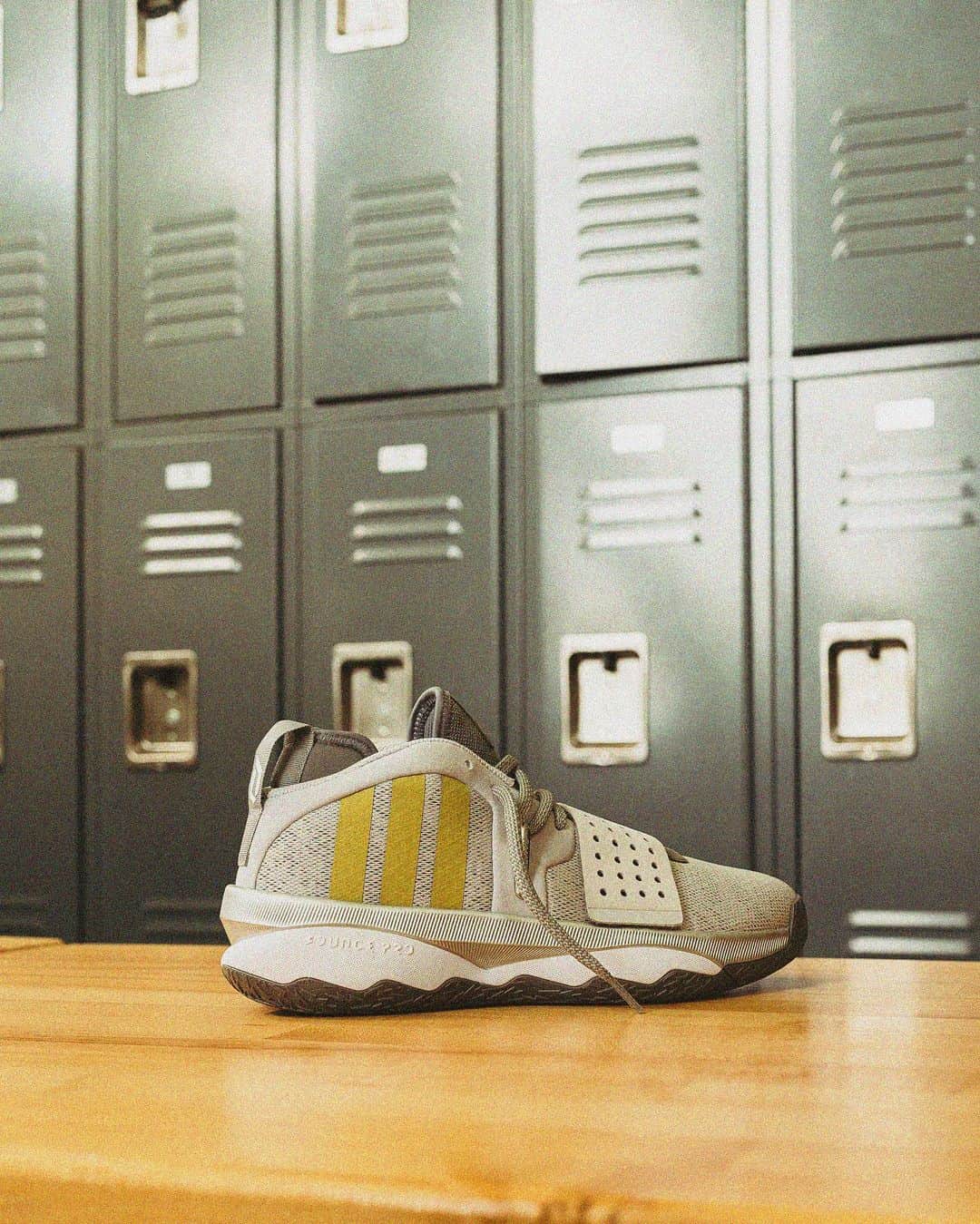 デイミアン・リラードのインスタグラム：「The qualities you need to reach your goals are timeless! ⌚️  The ‘Timeless’ colorway of my #DAME8EXTPLY signature shoe is out at adidas.com and select retailers.   #adidasbasketball #DameTime #YKWTII」