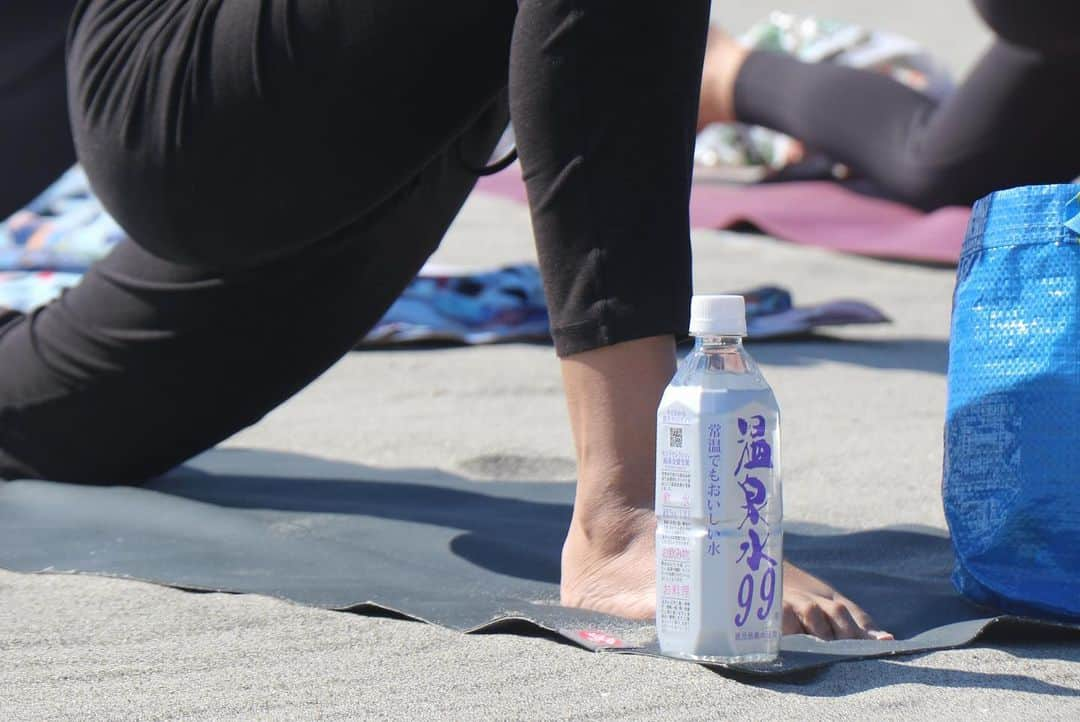 金子藍さんのインスタグラム写真 - (金子藍Instagram)「surfyogacocojuice  今年は台風🌀の影響で波が大きくなる予報 また更に雨予報に変わってしまい 予期せぬ変更を余儀なくされましたが 集まってくださった女の子達のおかげで 午前中には晴れに変わり 無事開催する事が出来ました👏  本当にありがとうございました❤️  そして協賛頂いた @roxyjapan  @onsensui99  @kahala_coco  @keiko_yoshimura.kahala  @sari.shimotsuma  ありがとうございました😊  おかげで参加者皆様が喜んでいただけました✨  #surfyogacocojuice #ビーチヨガ #サーフィン #サーフィン愛知」10月16日 5時38分 - aikaneko_surf