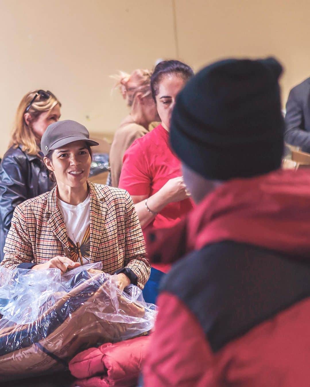 アメリカ・フェレーラさんのインスタグラム写真 - (アメリカ・フェレーラInstagram)「Taking part in a little humanity can do a lot for our broken hearts. I was so glad to help hand out 700 winter coats at a shelter for asylum seekers in New York City this week.   I’m grateful to the asylum seekers who shared their experiences with us. Many of them are families and individuals fleeing persecution from their governments, running from gangs that threaten their families, escaping starvation, desperation or economic destitution in failed states. All of them are human beings looking for a chance to build a better life. I was proud to witness how New York City is working to meet them with resources and humanity, but what is absolutely clear is that more support is needed from the state and federal government to continue welcoming these men, women, and children with dignity.   We have a failed immigration system that leaves most people with only dangerous and undignified options during a time of increased forced migration around the world. That is wrong. And it is wrong that once they arrive they aren’t getting the support they need, and that our country is making it incredibly hard for them to be able to work legally.  I urge @potus to deal with the issue of our broken immigration system and to take action that will welcome people with dignity, build more safe and humane immigration pathways, and provide real help to cities like New York attempting to welcome migrants with humanity.   In the mean time, we can all play a part in offering humanity to other human beings seeking refuge. I encourage you to follow @thisisabouthumanity, @immdef_lawcenter, and @fwdus to stay up-to-date on immigration policies and to learn about volunteer opportunities as they become available. #WelcomeWithDignity #ThisisAboutHumanity  Thank you to @thisisabouthumanity for bringing community together in service of others and to the @nycemergencymanagement @zachiscol for coordinating the visit.  Photos by @ericapress.jpg」10月16日 5時48分 - americaferrera