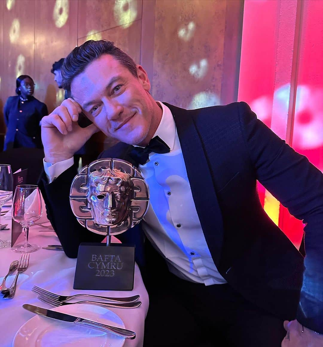 ルーク・エヴァンズのインスタグラム：「Such an epic evening! My show #lukeevansshowtime won a BAFTA!!! I am on cloud 9!! Thank you to everyone who played their part in bringing this dream of mine into a technicolour reality! A very happy Welshman with a gong!! 🙏🏼🙏🏼🙏🏼@lmeworldwide @viksj @lewisshawdesign @lauraogil  @creativeartistsagency @unitedagents @duncmil Ruth Young @chris_brown_stylist @sallyoneill1 @jopower @bmguk @brindmatthew @emyrafan Johnathan Davies @matildamorroghryan @barney_morris @ollymurs @nicolescherzinger @beverleyknight @leannrimes @joshgad @treorchymalechoir @principalitysta #lukeevansshowtime #wales #baftacymru #bafta」