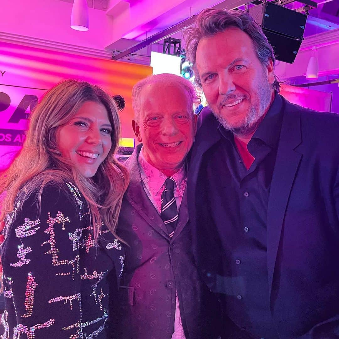 ジェイ・ハガリーのインスタグラム：「🏆Not a dry eye in the house last night when our Superhuman friend Bruce Cohen was  honored at Family Equality’s LA Impact Gala. This MIRACLE organization works at ensuring that everyone has the freedom to find, form, and sustain their families. Check them out!  @familyequality LINK to donate in my bio ❤️ #brucecohen #familyequality #LaImpact #lgbtq #family #love」