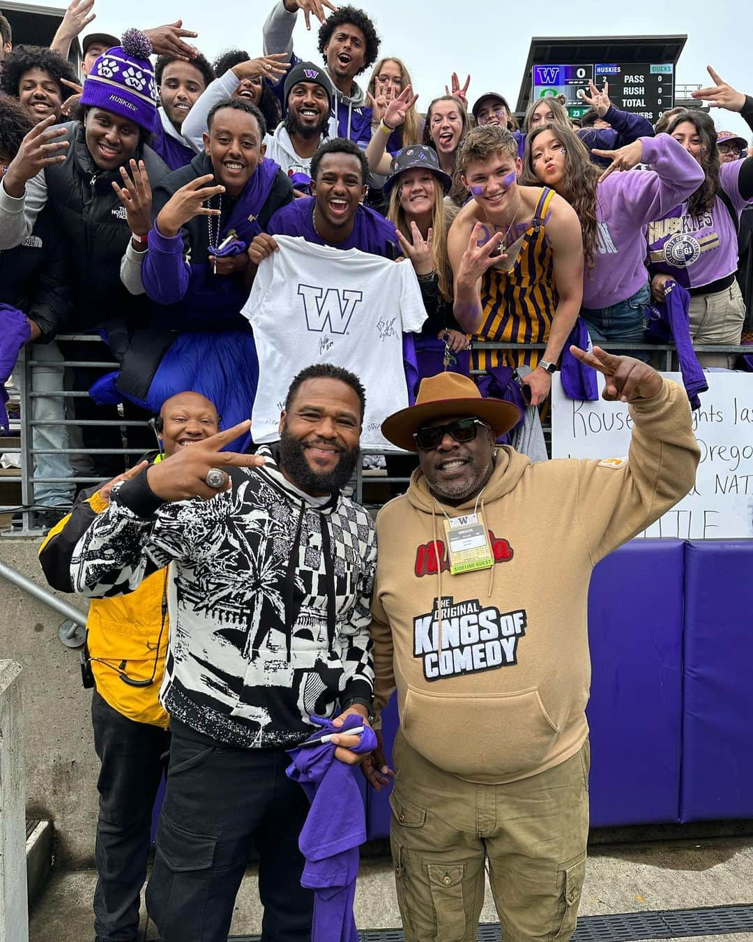 アンソニー・アンダーソンさんのインスタグラム写真 - (アンソニー・アンダーソンInstagram)「What a weekend, DAWGS!!! Team #HuskyandHandsome met the Huskies. Thanks for the love and congrats on the W. 👏👏 Who else was feelin that #bigpenixenergy …🤣」10月16日 6時15分 - anthonyanderson