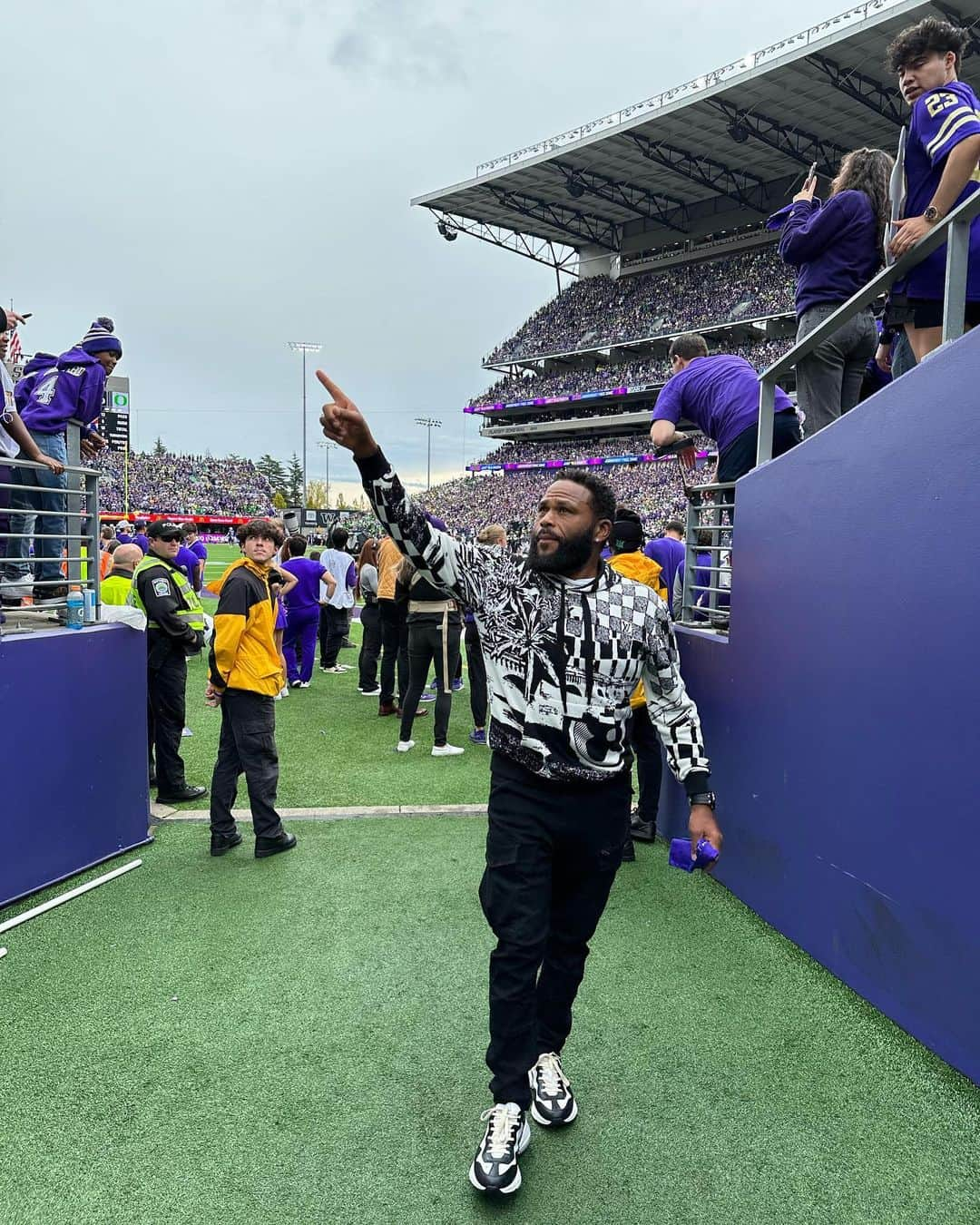 アンソニー・アンダーソンのインスタグラム：「What a weekend, DAWGS!!! Team #HuskyandHandsome met the Huskies. Thanks for the love and congrats on the W. 👏👏 Who else was feelin that #bigpenixenergy …🤣」