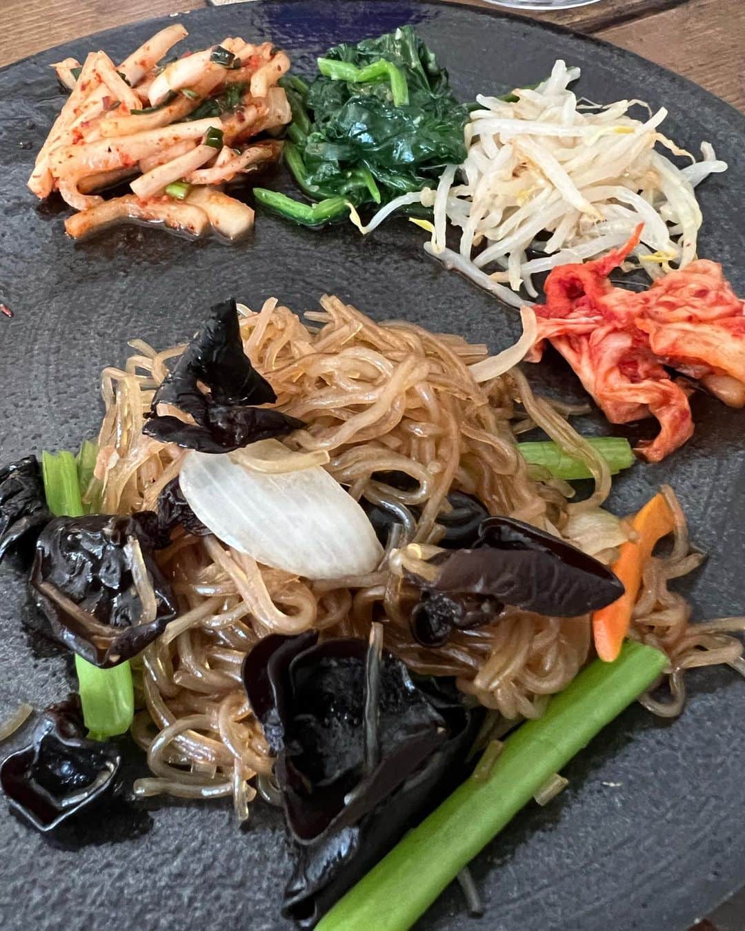 のインスタグラム：「土曜日はれいこさんの家で、おんがねレシピの料理教室！ @bar_reiko   集合写真撮り忘れてる(＞人＜;)  えり、れいかちゃん、はじめさん、やよ、ほしのあきちゃん、住谷杏奈ちゃんメンバー\(//∇//)\  @eri_toriyama  @yayoyayo_s  @annasumitani  @reika2407   簡単なのにすごく美味しかった(๑>◡<๑)  これは家でもがんばらねばね(^_−)−☆  最後の猫ちゃんはれいこさん家のハオちゃん！  もう顔がタイプ\(//∇//)\ 可愛いわ〜(〃ω〃)  #料理教室#韓国料理#おんがね#美味しかった#楽しかった」