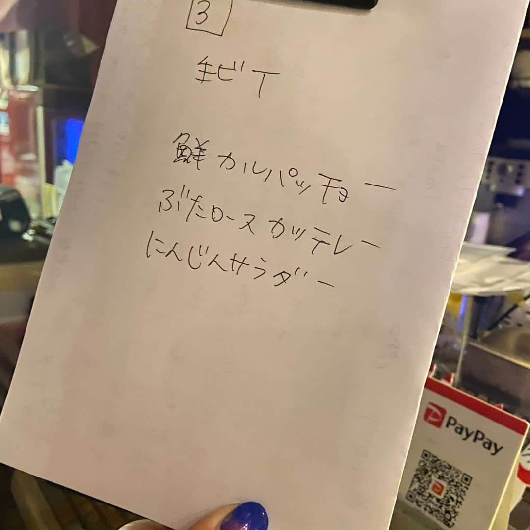 八つ橋てまりさんのインスタグラム写真 - (八つ橋てまりInstagram)「✨看板娘✨  えーと。 てまりちゃん、北千住の【オステリアヨシ】にて月何回か看板娘してます🎵  レアです❤️  この日は、てまりのファンが来てくれました😄  必ず、お客様が私のファンになって帰って行きます😍 でも、誰よりも私のファンは、ここの主【よしさん】だと思います🎵  よしさんは、私の言うことやることを、全て誉めてくれて気持ち良くしてくれる✨  私は、よしさんが作る料理や盛り付けの仕方を見るが勉強になる✨  私が出勤する日は、２人で誉めまくっているから、きっと料理もいつもの倍美味しいと思う😄  だから、みなさんも一度来てみてください‼️  ビールのコツも掴んだぞ❗ 生頼んでください❤️  ただ、メニュー名が長くて覚えられず、いつも間違っちゃうけど、愛嬌で何とかやっていけてるぜ🎵  お待ちしてまーす✨  次は、11月21日(土)です✨ てまりは、夕方からの出勤です😊  #オステリアヨシ  #北千住 #イタリアン #北千住グルメ  #八ツ橋てまり」10月16日 6時18分 - temari.odebu