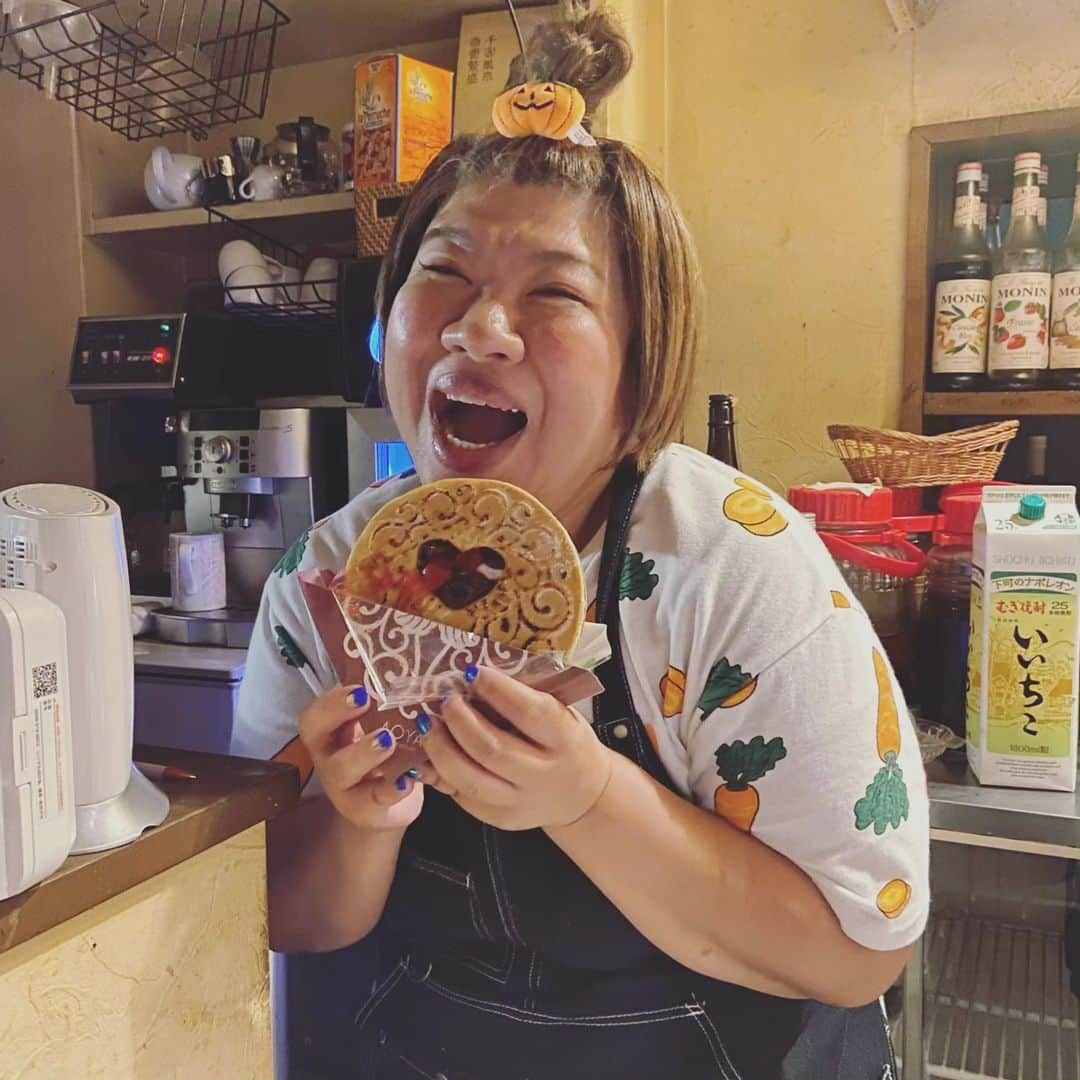 八つ橋てまりのインスタグラム：「✨看板娘✨  えーと。 てまりちゃん、北千住の【オステリアヨシ】にて月何回か看板娘してます🎵  レアです❤️  この日は、てまりのファンが来てくれました😄  必ず、お客様が私のファンになって帰って行きます😍 でも、誰よりも私のファンは、ここの主【よしさん】だと思います🎵  よしさんは、私の言うことやることを、全て誉めてくれて気持ち良くしてくれる✨  私は、よしさんが作る料理や盛り付けの仕方を見るが勉強になる✨  私が出勤する日は、２人で誉めまくっているから、きっと料理もいつもの倍美味しいと思う😄  だから、みなさんも一度来てみてください‼️  ビールのコツも掴んだぞ❗ 生頼んでください❤️  ただ、メニュー名が長くて覚えられず、いつも間違っちゃうけど、愛嬌で何とかやっていけてるぜ🎵  お待ちしてまーす✨  次は、11月21日(土)です✨ てまりは、夕方からの出勤です😊  #オステリアヨシ  #北千住 #イタリアン #北千住グルメ  #八ツ橋てまり」