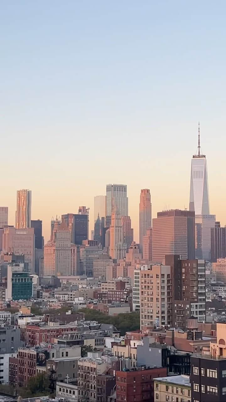 ヴァネッサ・アクセンテのインスタグラム：「Quick visit to NYC 💕✨」