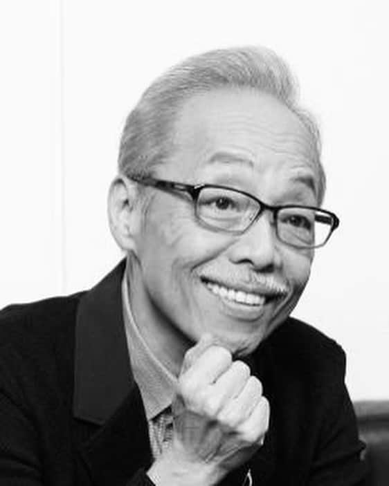 クリス・ハートのインスタグラム：「Sharing the stage with Tanimura Shinji-san throughout my career has been an unforgettable blessing. His presence was always radiant and warm; a smile that could light up any room and performances that left us all in awe. He used to crack up telling me how people in the States thought he looked like Charles Barkley, and we'd joke about our twinning stage fashion.  It was him who inspired me to pick up the guitar again after so many years away from it. An inspiration, and a mentor—I was looking forward to reuniting after all these years. Rest in peace, Tanimura Shinji-san. Thank you for the smiles and the songs that will live on forever. 🙏✨  (Thank you to the fan that provided the picture of us)  キャリアを通じて谷村新司様とステージを共有することができたのは、忘れられない恵みでした。谷村様の存在は常に明るく、温かかったです。どんな部屋も明るくするような笑顔と、私たち全員を驚嘆させるパフォーマンスでした。谷村様はよく、アメリカでは自分がチャールズ・バークレーに似ていると言われることを笑って教えてくれました。そして、二人のステージファッションが似ていると冗談を言い合いました。  長い間ギターから遠ざかっていた私を、再びギターを弾くことにインスパイアしてくれたのは谷村様でした。インスピレーションであり、大先輩でもありました。長い間会っていなかった谷村様と再び会うのを楽しみにしていました。安らかにお眠りください、谷村新司様。永遠に生き続けるであろう笑顔と歌に感謝します。🙏✨」