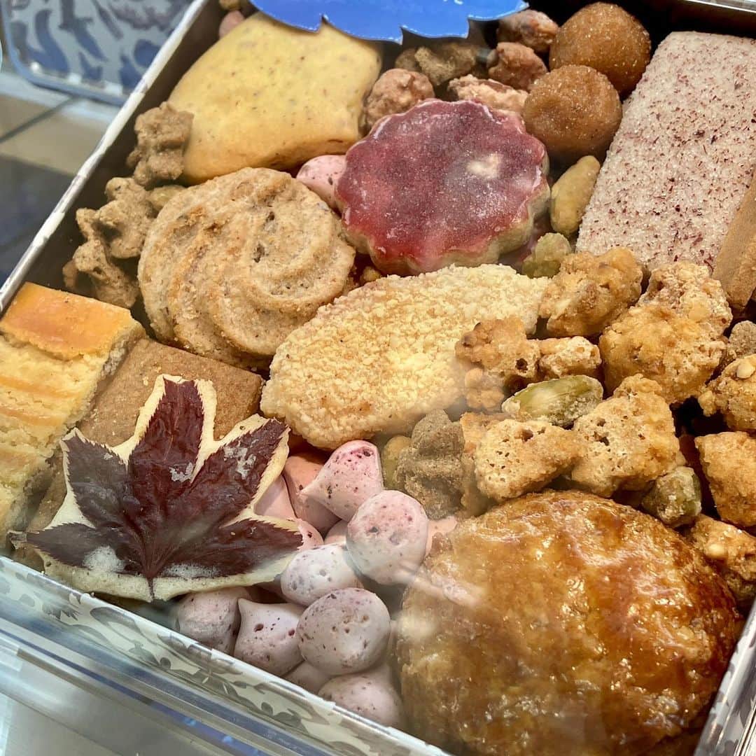 daimarusapporoさんのインスタグラム写真 - (daimarusapporoInstagram)「個性豊かなクッキーがぎっしり🍁🌰 地1階 ほっぺタウンに〈パティスリー GIN NO MORI〉が出店中🌲  青い缶に入った、うっとりするほど綺麗なクッキーたち。 宝箱のようなクッキー缶が期間限定で登場しました🍁  一番人気の「森の恵みクッキー プティボワ」は3種類。 どんぐり粉やクマ笹など、珍しい素材を使っているのが気になります👀  少しずつ食べるのが楽しみになりそうな、ギフトにもご褒美にもおすすめなスイーツです。  さらに今回は、秋限定の「Autumn」も各日数量限定で販売🍁 「栗のサブレ」「もみじのラングドシャ」など、秋を堪能できるクッキーがぎっしり入っています😳  ドライフルーツやナッツがたっぷり入ったパウンドケーキもおいしそう。 ぜひ店頭でご覧ください！  ※10/24(火)まで  #大丸札幌 #パティスリーGINNOMORI #クッキー缶 #クッキー #お取り寄せスイーツ #期間限定スイーツ #秋スイーツ #札幌スイーツ #手土産スイーツ」10月16日 17時15分 - daimarusapporo