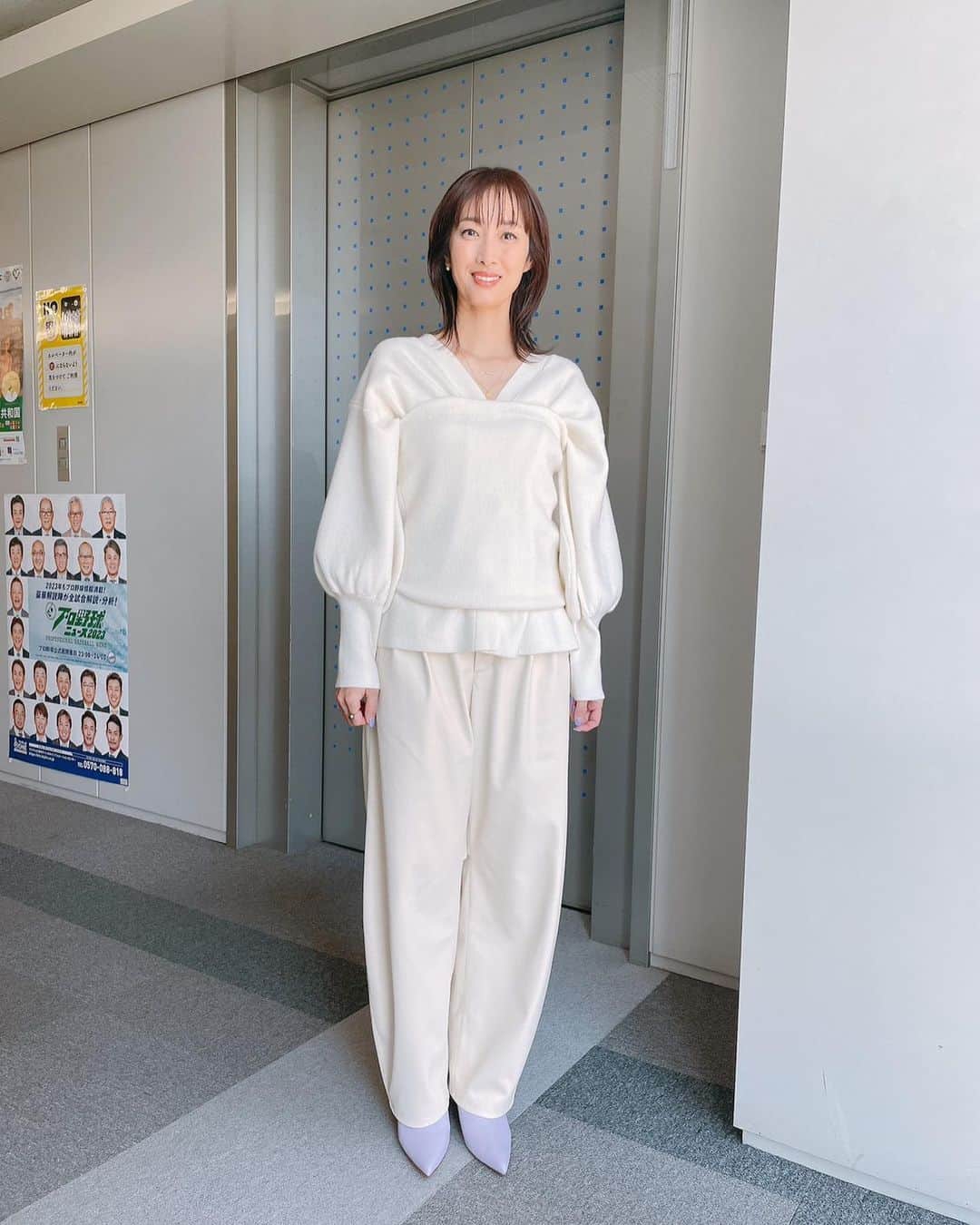 坂下千里子さんのインスタグラム写真 - (坂下千里子Instagram)「今日の衣装です！  ニット、ビスチェ、パンツ  @remula.jp ジュエリー  @prmal_jewelry シューズ  @henri.en.vargo . . 💅ネイルとミュールを合わせてみました！😆 . 気付いてくれたのはハリー杉山大先生‼︎さすが👍ハリー‼︎😆 . . #white #code #白 #ホワイト #ホワイトコーデ #パープル #パープルネイル」10月16日 17時15分 - chiriko_sakashita_official