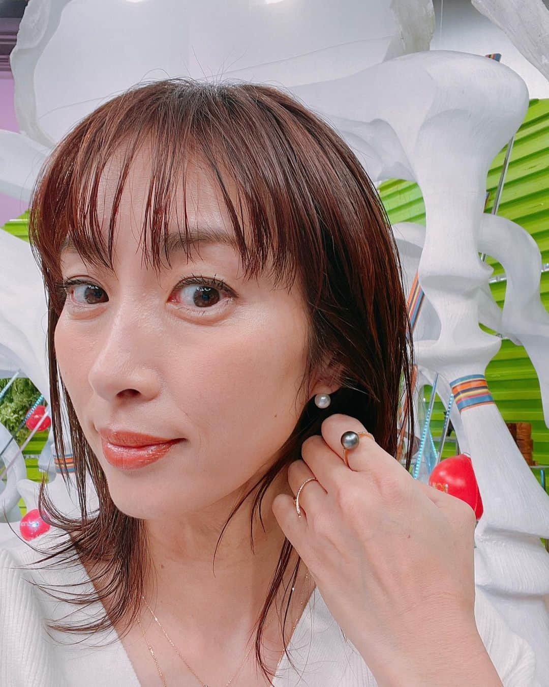 坂下千里子さんのインスタグラム写真 - (坂下千里子Instagram)「今日の衣装です！  ニット、ビスチェ、パンツ  @remula.jp ジュエリー  @prmal_jewelry シューズ  @henri.en.vargo . . 💅ネイルとミュールを合わせてみました！😆 . 気付いてくれたのはハリー杉山大先生‼︎さすが👍ハリー‼︎😆 . . #white #code #白 #ホワイト #ホワイトコーデ #パープル #パープルネイル」10月16日 17時15分 - chiriko_sakashita_official