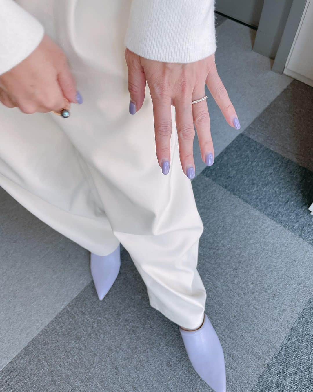 坂下千里子さんのインスタグラム写真 - (坂下千里子Instagram)「今日の衣装です！  ニット、ビスチェ、パンツ  @remula.jp ジュエリー  @prmal_jewelry シューズ  @henri.en.vargo . . 💅ネイルとミュールを合わせてみました！😆 . 気付いてくれたのはハリー杉山大先生‼︎さすが👍ハリー‼︎😆 . . #white #code #白 #ホワイト #ホワイトコーデ #パープル #パープルネイル」10月16日 17時15分 - chiriko_sakashita_official