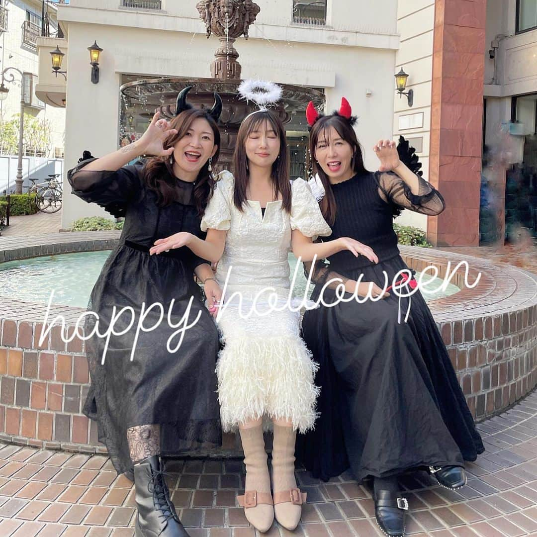 ayakonbubuさんのインスタグラム写真 - (ayakonbubuInstagram)「#happyholloween 🎃  今年第一弾は 👼と👿  @happy__riin  @harunya0129   と　チョロっと#仮装  #天使と悪魔  #ハロウィン#ハロウィンコスプレ #ハロウィン仮装 #はろうぃん #はろうぃんコスプレ #holloween#holloweencostume  #コスプレ#仮装#仮装#アラフォー#アラサー#ブラックコーデ #BLACK #モノトーンコーデ #モノトーン #ハロウィンコーデ  #ハロウィンコスプレ  #コスプレ#コスプレ女子 #コスプレ写真# #UNIQLOC#uniqlo購入品 #天使コスプレ#悪魔コスプレ」10月16日 17時16分 - ayakonbubu