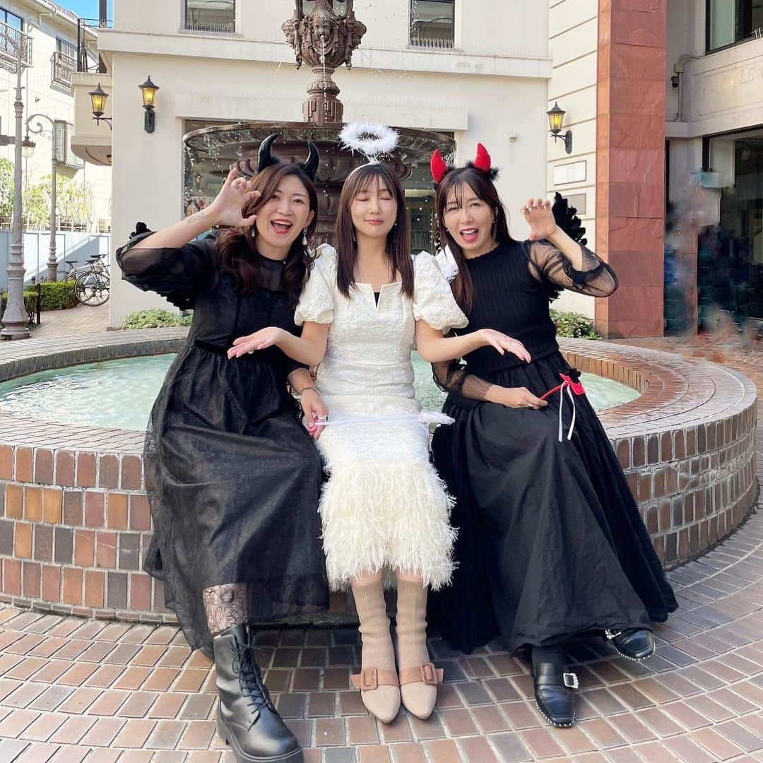 ayakonbubuさんのインスタグラム写真 - (ayakonbubuInstagram)「#happyholloween 🎃  今年第一弾は 👼と👿  @happy__riin  @harunya0129   と　チョロっと#仮装  #天使と悪魔  #ハロウィン#ハロウィンコスプレ #ハロウィン仮装 #はろうぃん #はろうぃんコスプレ #holloween#holloweencostume  #コスプレ#仮装#仮装#アラフォー#アラサー#ブラックコーデ #BLACK #モノトーンコーデ #モノトーン #ハロウィンコーデ  #ハロウィンコスプレ  #コスプレ#コスプレ女子 #コスプレ写真# #UNIQLOC#uniqlo購入品 #天使コスプレ#悪魔コスプレ」10月16日 17時16分 - ayakonbubu