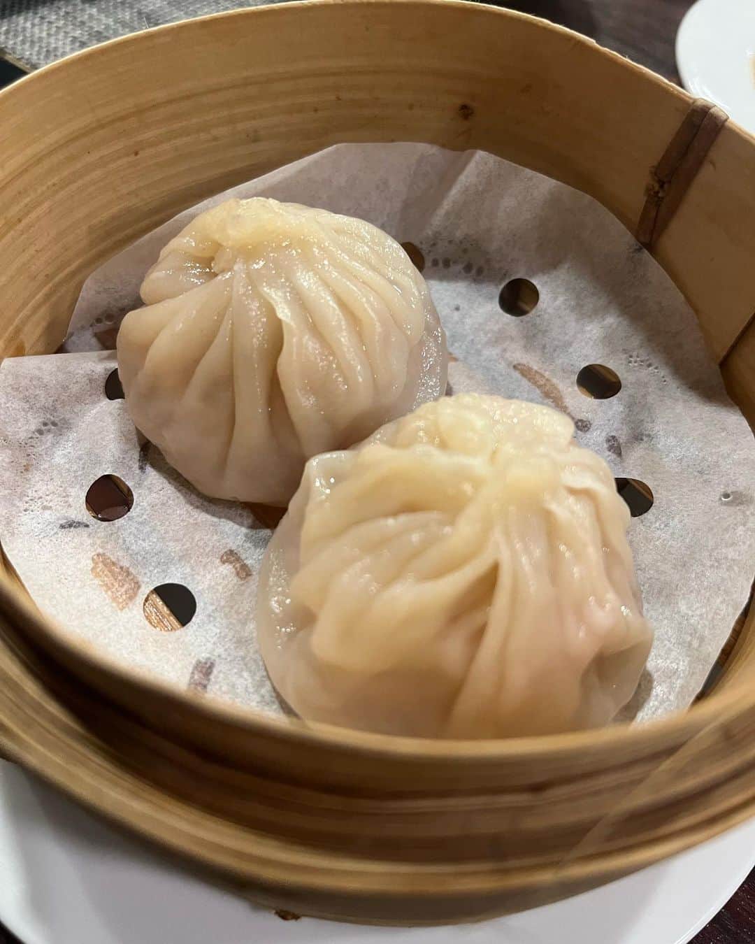 やまだひさしのインスタグラム：「孤独のグルメ タイで中華。 小籠包旨い美味ーい！ やっぱこの国は落ち着くw #やまだひさし #ラジオ #DJ #グルメ #中華 #世界中 #うらぎらない」