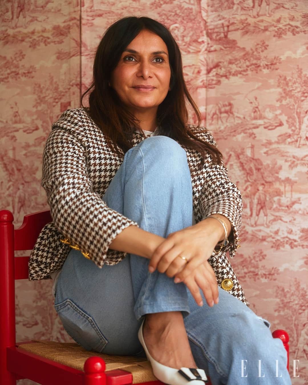 ELLE DKのインスタグラム：「Indehaver af vintagebutikken @paloma_vintage_copenhagen @ferialberri elsker sexede, høje hæle og har særlige ‘restaurantsko’, men som mor til tre hopper hun også ofte i sneakers. I okotbers udgave af #ELLE kan du komme med hjem til butiksejeren på Vesterbro, når hun viser alt fra genbrugsguld og cowboystøvler frem fra sit skoksab.⁠ ⁠ Foto: @tueblichfeldt⁠」