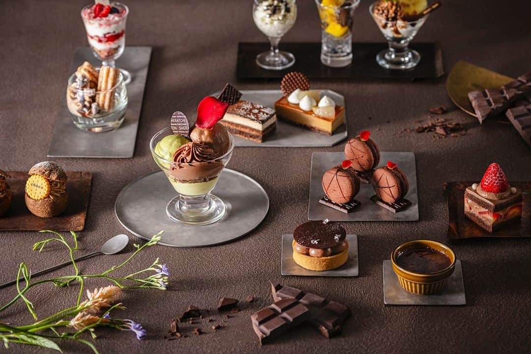 Sheraton Yokohamaさんのインスタグラム写真 - (Sheraton YokohamaInstagram)「Sweets Parade～チョコレート🍫～11/2(木)スタート！  濃厚なピスタチオとチュアオ チョコレートのアイスクリームを合わせたパフェ「チュアオショコラピスターシュ」や「チョコレートマカロン」など、チョコレ ート好きにはたまらないスイーツの数々が登場！ ライトミールには、「ローストチキン」や「オニオンスープ」もご用意します。  Sweets Parade～チョコレート～ ■場所：ラウンジ「シーウインド」 ■期間：2023/11/2(木)～12/8(金) ※毎週木・金開催 ■料金：￥6,500(税込)  ご予約、詳細はプロフィールのリンクの「最新情報はこちら」からどうぞ➡️ @sheratonyokohama　　　　　　  #横浜ベイシェラトン #横浜 #横浜ホテル #横浜駅 #スイーツ #スイーツブッフェ #スイーツ好き #スイーツ巡り #ホテルラウンジ #季節のスイーツ #チョコレート #チョコレート好き #チュアオチョコレート #チョコレートマカロン #ハロウィンパーティー #ホテルブッフェ #ホテルスイーツ #ホテル女子会 #sheratonyokohama #sheraton #yokohamahotel #yokohama」10月16日 17時20分 - sheratonyokohama