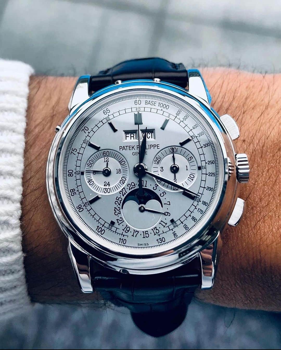 Daily Watchさんのインスタグラム写真 - (Daily WatchInstagram)「Wristshot with the stunning Patek Philippe 5970G. Such a beauty! Photo by @thewatchrookie」10月16日 17時21分 - dailywatch
