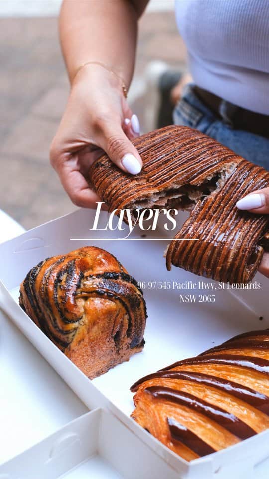 Erinaのインスタグラム：「This popular bakery in St Leonards was amazing !  My favourite was chocolate bar croissant 🥐  We arrived there at 9am but they all sold out these goodies by 11am!  @layerssydney」