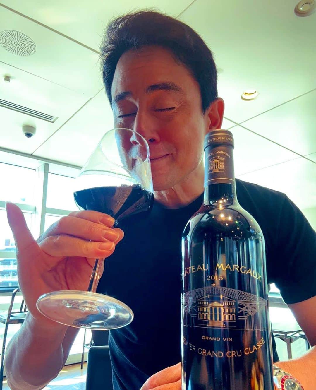 野口健のインスタグラム：「羽田のピーロートに帰って参りました(^.^)  というか遭難かも(^^;;  断食終了、当日から東北、東京、大阪と講演行脚がスタート。  まだ坂道を登るとハァーハァーしますが、肺炎に関しては完治。後は体力。まずは、自転車からトレーニングを開始かな。目標としては、来年2月の絵子さんとのヒマラヤ。そこに向けて一歩一歩ですね。  あっ、その前に今夜の高槻市トーク。羽田で飲み過ぎちゃったかも(^^;;  #野口健#ピーロート」