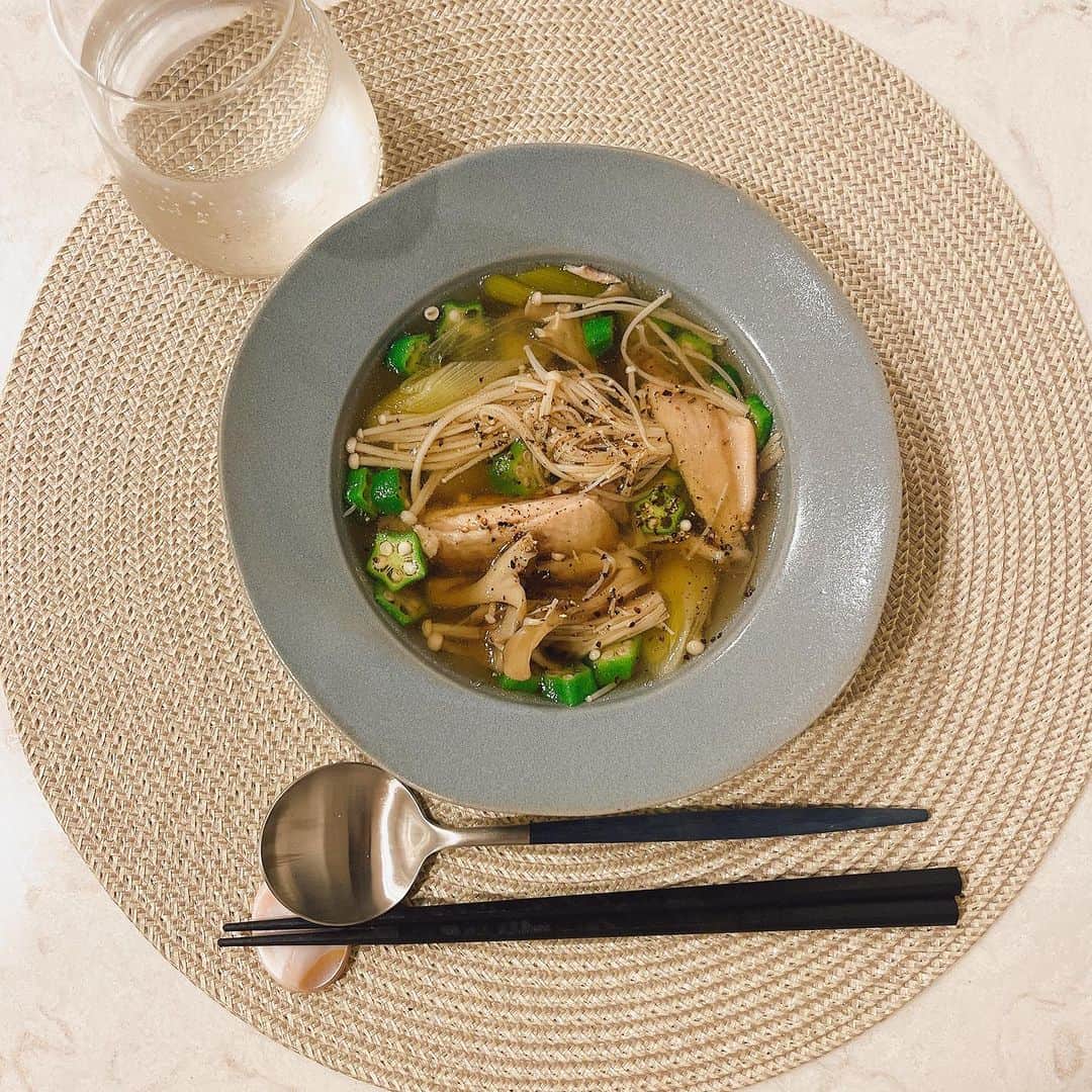 千波のインスタグラム：「参鶏湯風なスープ🥣 シンプル味付けで ヘルシー美味しい♡ シンプルなので後から味変やアレンジ調理できます🍲  ポカポカスープが活躍する季節になってきました〜！ 基本のレシピです☟  基本の材料 ・手羽元（なかったので手羽中）８本〜 ・白ネギ　１本 ・好きなキノコ　１P〜 ☆おろし生姜　小さじ１ ☆酒　大さじ３ ☆塩　小さじ２ ☆水　800cc ブラックペッパー適量  ①野菜を適当な大きさに切り、手羽元は縦に切り込みを入れる ②鍋に全ての材料、調味料を入れて火にかけ３０分煮込む ③ブラックペッパーを入れて（多めがおすすめ）完成 私は火を止める少し前にオクラを入れました✨  もち米や白米を（生のまま）入れて煮込むと 参鶏湯っぽくないます✨  #ヘルシーレシピ #スープレシピ  #参鶏湯」