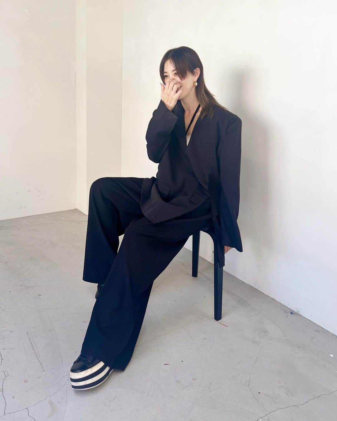 のインスタグラム：「本日は撮影でした 近々お知らせがあるので楽しみにしていてください❤️✨  そんな撮影終わりに撮ってもらった今日の私服はジャケットライクトップス🖤 ジャケット風トップスだよ✨ ジャケットに、ざっくりと切り込みを入れているようなデザインでこの大胆さが好き🤍 @sh_ki_jp」
