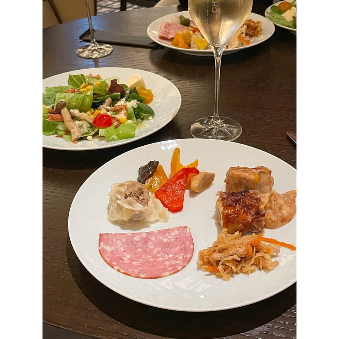 新井乃亜のインスタグラム：「🥂 #thewestinyokohama ✨ クラブラウンジのようす⭐️」