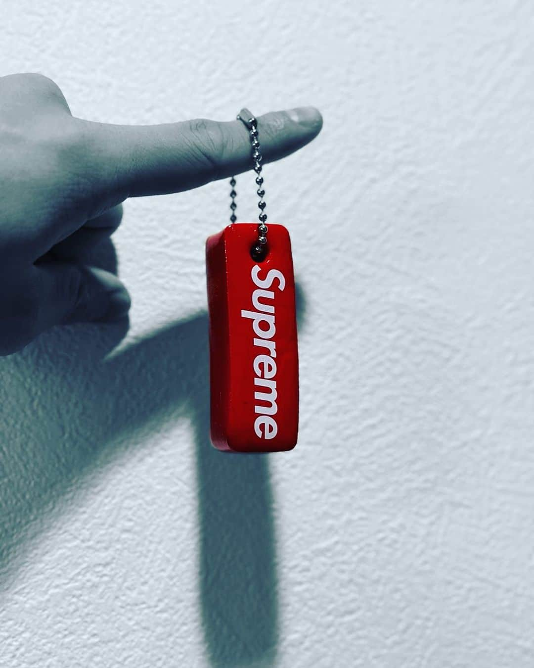 西藤俊哉のインスタグラム：「何歳になってもこういう小物が好き。  #supreme」