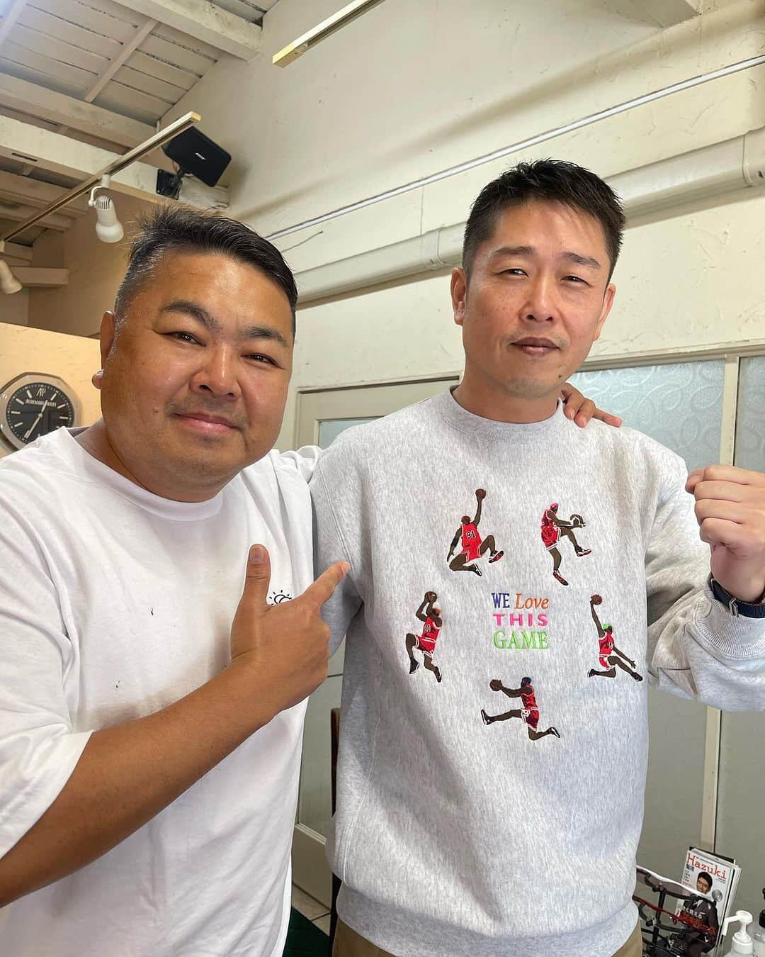 杉本知香さんのインスタグラム写真 - (杉本知香Instagram)「金成くんと大地くん 久々の再会で2人とも嬉しそうだったー😆 山さん、そろそろパーマ時期だけど カットとスプレーワックスでギリふわっと感出た（笑） ヘビロテのお気に入り佐田毘流陀頭Tシャツ😍  #中目黒美容室 #ダイノジ大地#ダイノジ #大地洋輔  #千葉公平#金成公信 #吉本新喜劇 #アンバランス山本#アンバランス #山本栄治 #佐田ビルダーズ#佐田毘流陀頭」10月16日 16時01分 - sugimotoc