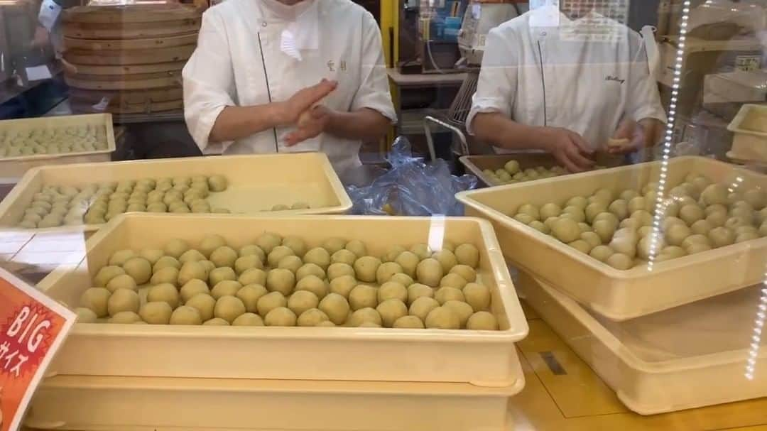 横浜中華街　皇朝のインスタグラム：「期間限定スイートポテト団子🍠 もうお召し上がりいただけましたか？  先日、点心舖本店では店頭で餡を丸めてました。 この後に衣をつけて、サクサクのスイートポテト団子になります😆😆  皇朝点心舖本店 https://r.gnavi.co.jp/f0vc2mpg0000/  #横浜中華街 #横浜中華街グルメ #点心  #yokohama #chinatown  #横滨中华街 #横滨中华街美食 #红薯  #요코하마 #요코하마차이나타운 #고구마」