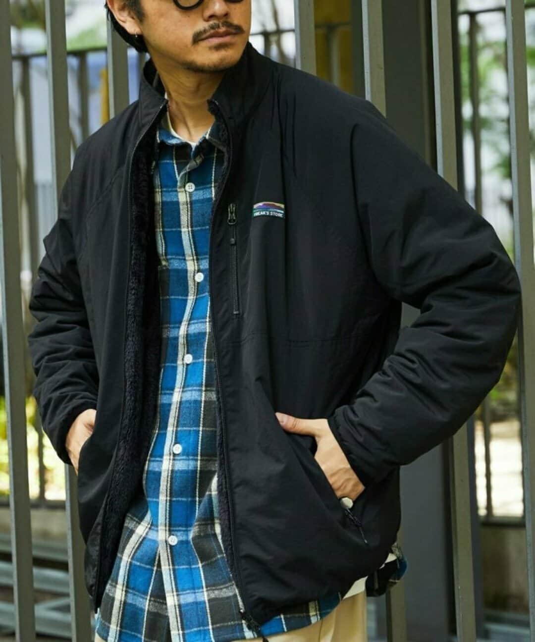 フリークスストアさんのインスタグラム写真 - (フリークスストアInstagram)「-人気のリバーシブルブルゾンが今年も登場-  張りのあるナイロン生地とマイクロフリースのリバーシブルデザイン。 スタイルを選ばない程よいサイズ感で、ストリートコーデやキレイめコーデにもハマる万能アウターです◎  FREAK'S STORE 限定展開 ナイロン フリース リバーシブルブルゾン 問い合わせ番号:1251248900669 価格:¥8,998(tax in) カラー:ブラック/ベージュ/キャメル/オリーブ/ネイビー/その他 サイズ:S/M/L/XL  ▶︎画像をタップして商品情報をチェック！  ≪開催中のキャンペーン≫ 毎週月曜日は送料無料🚛 ポイント5倍キャンペーンでお得にお買い物🛍 ▶詳細はTOPページ( @freaksstore_official )のURLからNewsをご覧ください。  #freaksstore #フリークスストア #freaksstore23fw #freaksstoreofficial#freaksstore_men」10月16日 16時01分 - freaksstore_official