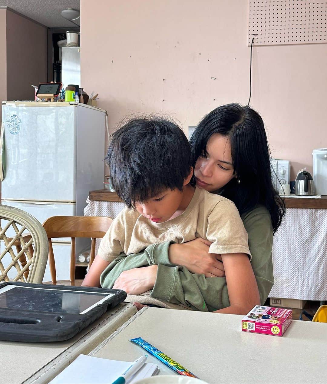 のインスタグラム：「パリに行ってる10日間、 ブブと離れ離れだったので  帰ってきて速攻、渡嘉敷へ🏝️ 充電🔋  沖縄に住んでる妹と、ベビも参加  ずっとハグさせてーーーーーー　泣」