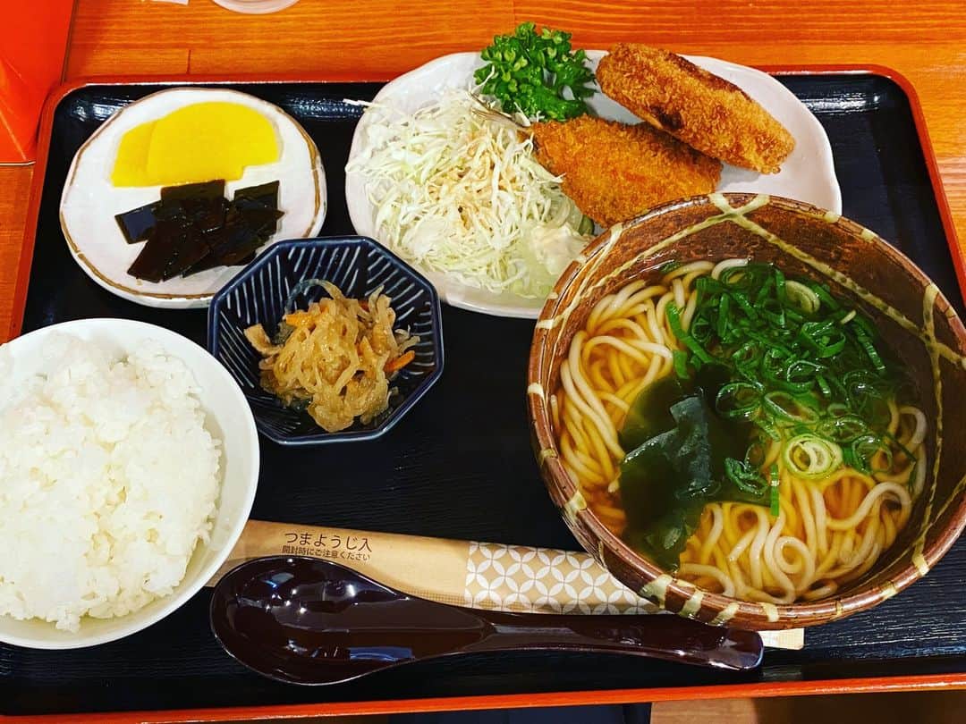 前原誠司のインスタグラム：「今日のお昼は、京都市左京区鹿ヶ谷の「ごん太」さんで、「きまぐれ定食（ご飯少なめ）」をいただきました。おうどんはもちろんのこと、コロッケとアジフライも美味しかったです。ご馳走様でした。（誠）#まえはランチ　 https://map.yahoo.co.jp/v2/place/THZ0gR7t7iw?fr=sydd_p-grmspot-1-header_gs-ttl_lc」