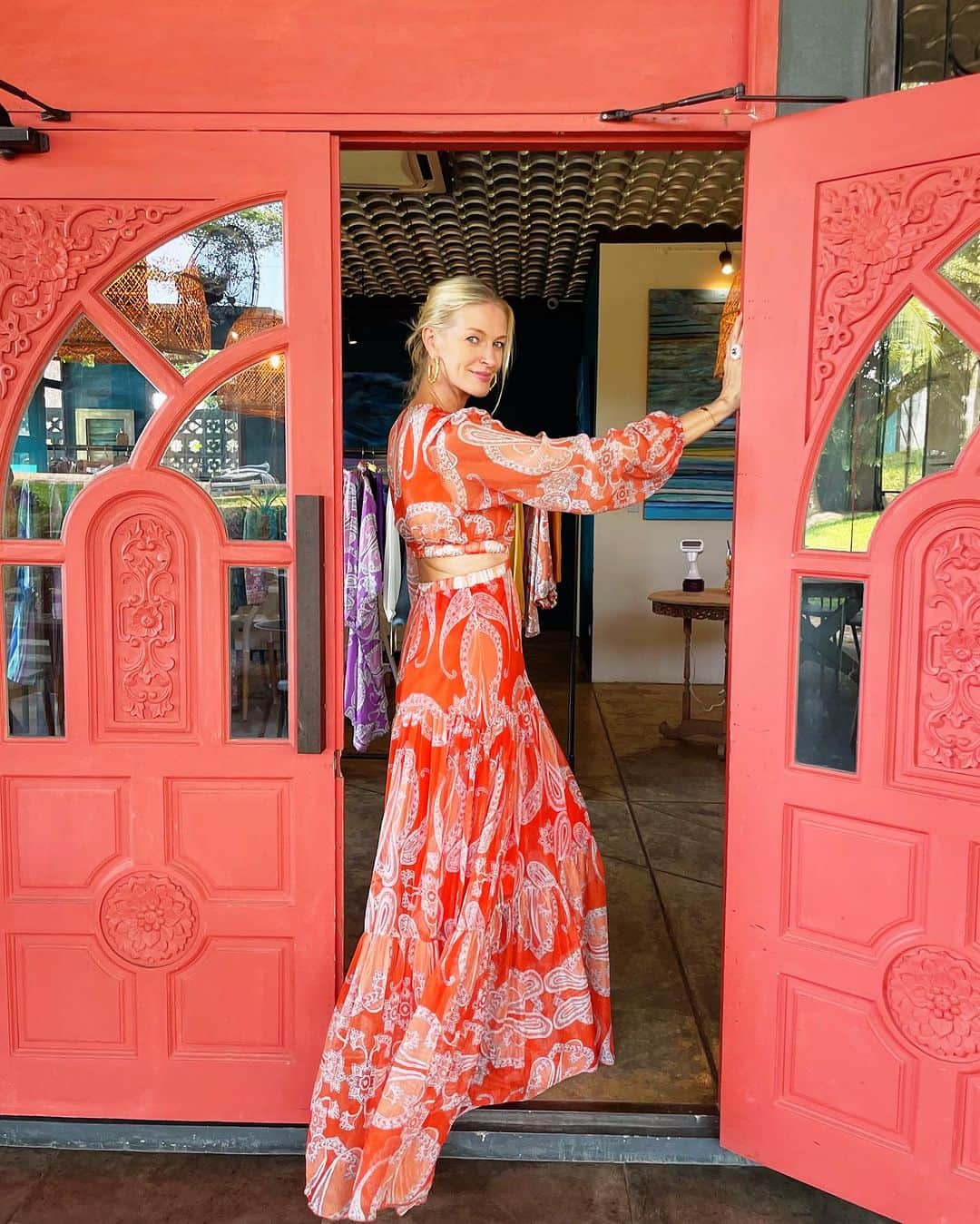 ココリボンのインスタグラム：「Monday Muse 🧡 @sofiamelwani at @projectartisanlayanphuket wearing the Marrakesh Sunset dress.   This dress is now available in Thailand at the @rosewoodphuket hotel boutique, as well as online for worldwide delivery.   #cocoribbon #phuket #marrakesh #sunset #dress #travelstyle #bohemianluxe #orange #paisley #projectartisanlayanphuket」