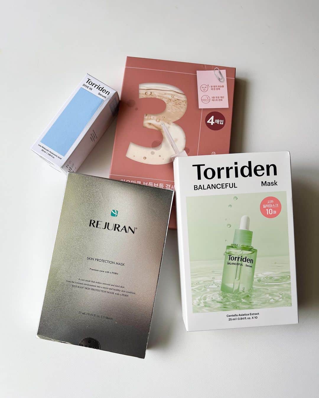 ASUKAさんのインスタグラム写真 - (ASUKAInstagram)「. 韓国みやげ🇰🇷  美容大国の韓国ではサプリもよく飲むみたいなんだけどその中でも特に流行ってるものを💊  「飲むエルメス」と言われてる @orthomol  とそれに似た @imvita_official 💛  I’m vitaの方がちょっとお手頃🫶 違いは下の液体が #orthomol の方が濃厚でドロッとしているのでなんか成分が濃い気はする😂 飲みやすいのは #imvita かな？  パックは #themaskshop でぱぱっと買ったので安いかどうかはあんまり分からないけど、 #REJURAN は安かった気がする🤔  あと一目惚れしたヘアバンド達🫰  #韓国みやげ #韓国旅行 #korea #southkorea #seoul #asuka_Korea」10月16日 16時05分 - a.asuka.a