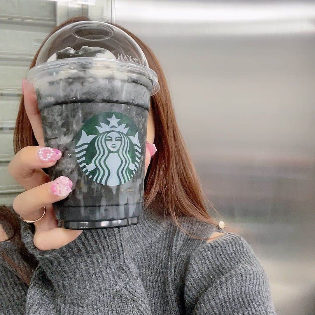 山本ひかるさんのインスタグラム写真 - (山本ひかるInstagram)「スタバのBoooooフラペチーノ🫶🏼🖤 #フラペチーノ #Starbucks #ハロウィン #🎃🦇🕸」10月16日 16時07分 - hikaru0228yamamoto