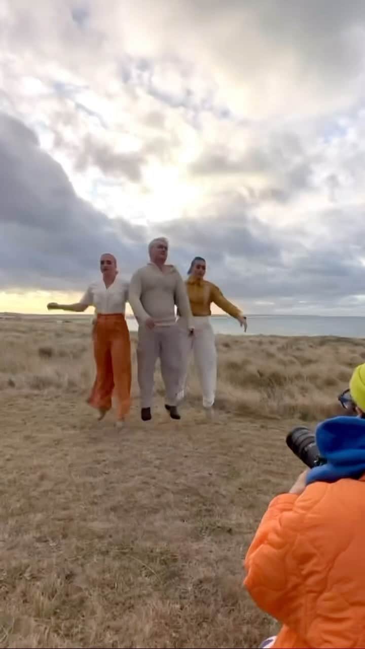 シェパードのインスタグラム：「Freezing. Our. Asses. Off. 🥶 Here’s an exclusive BTS look at our music video for Dance on the Sun as told by @sheppardgj and our director @joshharris.au ☀️」