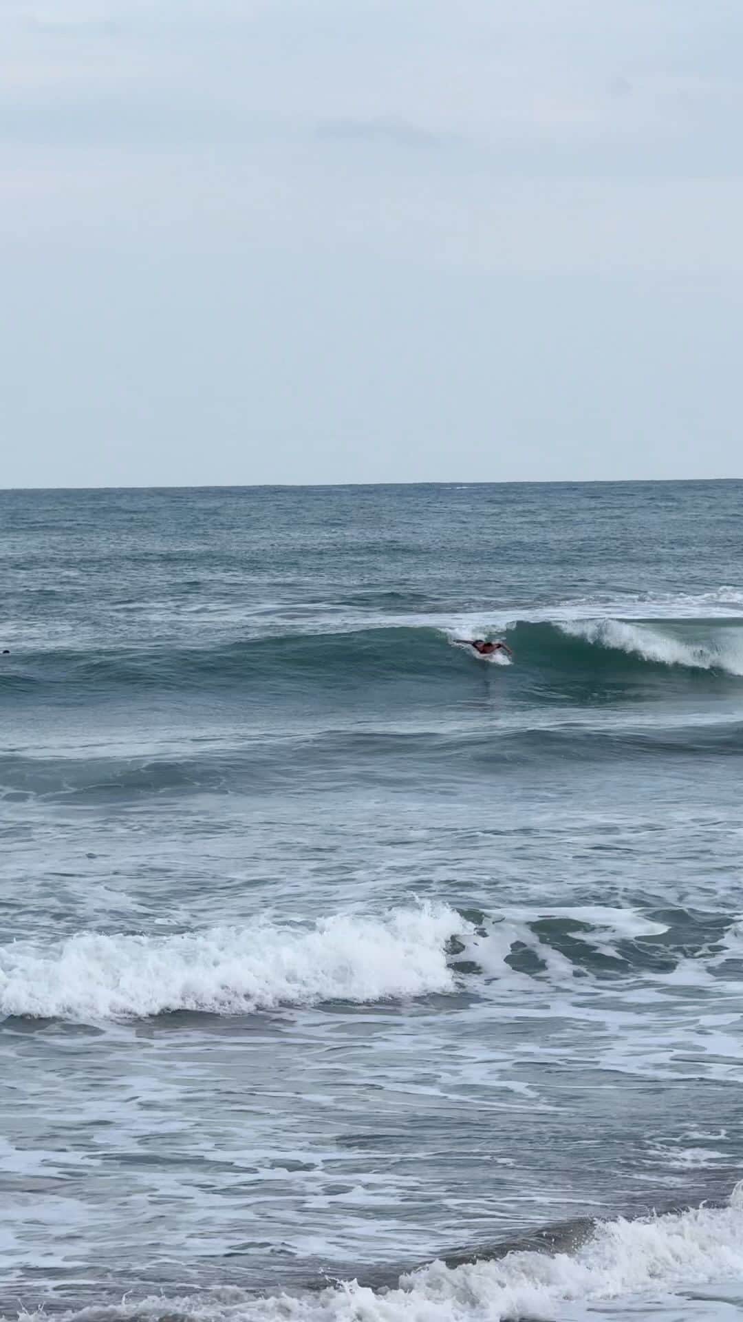 Isseki Nagaeのインスタグラム：「波がありすぎた週末でした！ ここは一番小さいところ #weekend #surfinglife #beachlife」