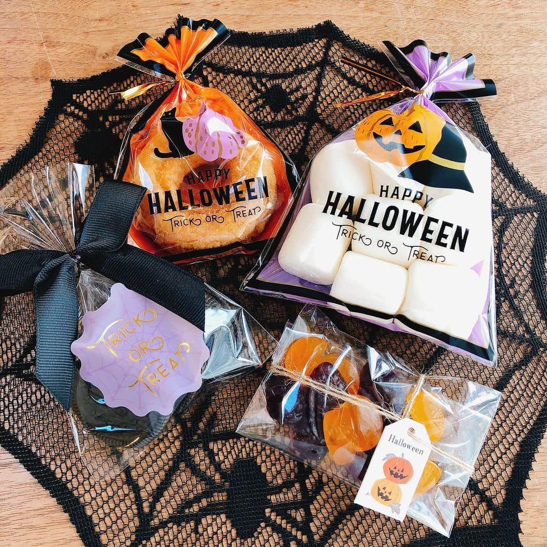 cando/キャンドゥさんのインスタグラム写真 - (cando/キャンドゥInstagram)「Trick or Treat！！ いつものお菓子もハロウィン仕様に！  #クリアバッグＭ６Ｐシンプルハロウィン  4542804123029 #クリアバッグＳ８Ｐシンプルハロウィン  4542804123036 #デコレーションフレークシール２７ＰＨＷ  4542804122978 #２３ＨＷラッピング用リボングログラン３Ｐ  4545244645861 #２３ＨＷラッピング用タグ麻紐付き  4545244648114 ※季節商品の為、一部の商品は店舗在庫のみとなります。売り切れの際はご了承ください。  #キャンドゥ #cando #100均 #100円ショップ #雑貨  #ハロウィーン #Halloween #パンプキン #ジャックオランタン  #パーティー #ハロウィンパーティー #ラッピング #お菓子」10月16日 16時23分 - cando_official