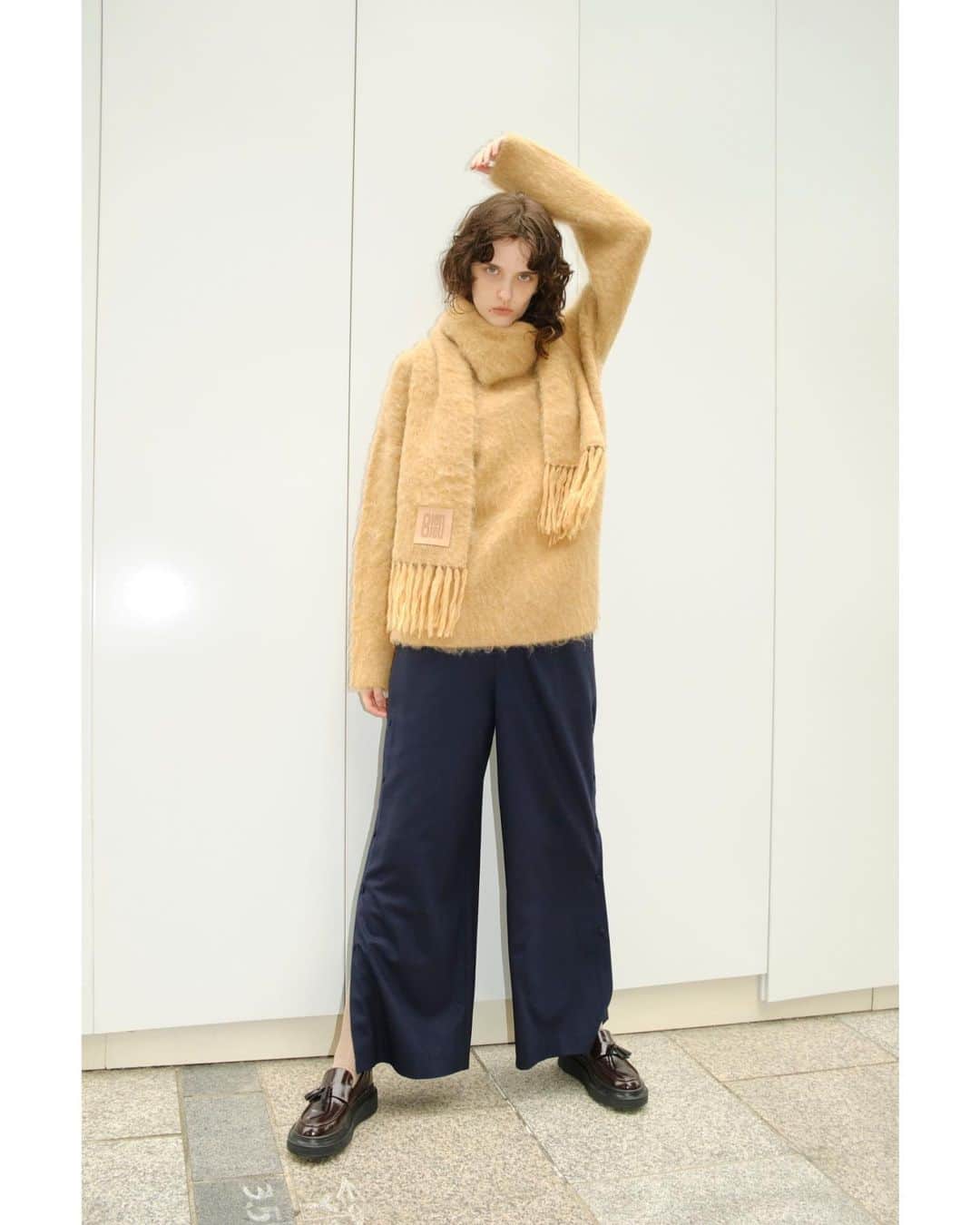 LANVIN_en_Bleu_OFFICIALのインスタグラム：「. 【AUTOMNE HIVER 2023 LOOK BOOK】 Shaggy knit  ¥26,400(tax in)  Stole  ¥16,500(tax in)  Side button pants ¥39,600(tax in)  Shoes ¥26,950(tax in)  #lanvinenbleu  #ランバンオンブルー」