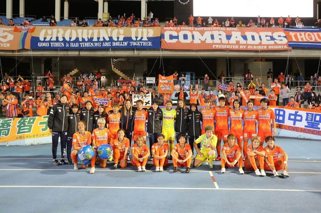 川澄奈穂美のインスタグラム：「📸🧡💙 ▽ WEリーグカップ決勝 vs サンフレッチェ広島レジーナ △0-0（×PK2-4）  より一層 #新潟にタイトルを の想いが強くなった試合。  #アイシテルニイガタ」