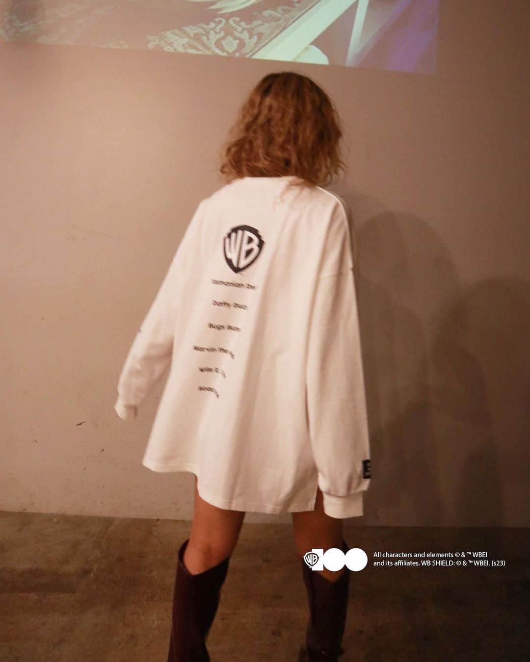 のインスタグラム：「【 New 】  10/16(mon) 6pm~Online storeでも発売開始  ・Warner Bros. 100th collab big tee ¥7,700 (tax included)   _______________________________________________  ワーナー・ブラザース 100周年！！！！ 長年愛されているキャラクターたちをデザインしたコラボアイテムを発売 アニバーサリーを記念したイラストで特別感のあるアイテムができました！  #figandviper @warnerjp_official」