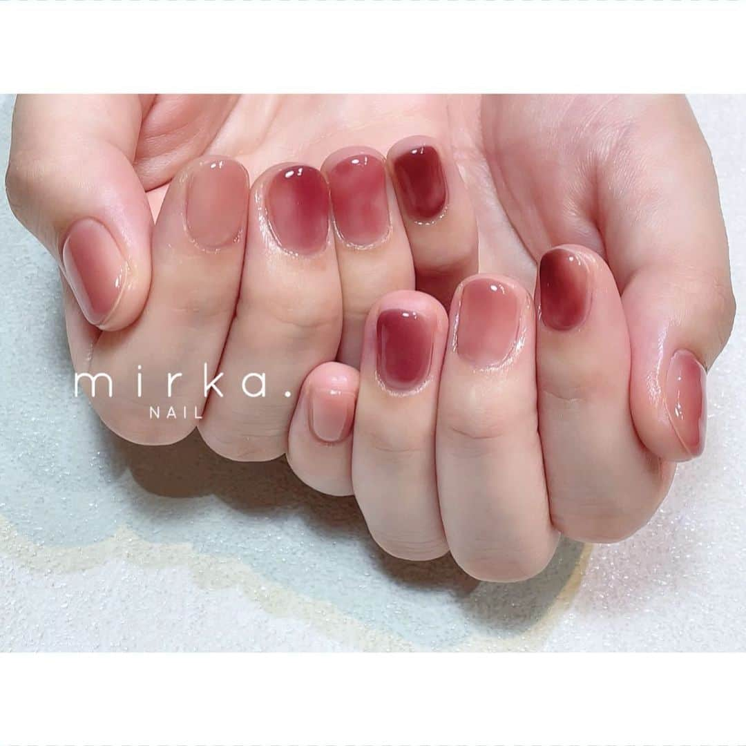 mirka. NAIL(ミルカネイル)のインスタグラム：「⁡ ⁡ うるうるピンクと葡萄🍇 ⁡ ⁡ ………………………………………………………… ⁡ ご予約、お問い合わせは LINE ID⇒ @mirka.nail (@含む)まで。 ⁡ ご新規様はハイライトの「ご案内」と「ご予約方法」を必ずお読みいただいてからご予約くださいますようお願いいたします。 空き状況や詳細はLINEの投稿からご確認ください。 ⁡ ⁡ ⁡ ⁡ #mirkanail#nails#nail#nailart#naildesign #ショートネイル#ネイルアート#ネイルデザイン#ネイル#大人ネイル#シンプルネイル#オフィスネイル#ニュアンスネイル#ナチュラルネイル#カジュアルネイル#ショートネイルデザイン#美甲#秋ネイル#秋ネイル2023 #プライベートサロン#プライベートネイルサロン#東京ネイルサロン#東京ネイル#江東区ネイルサロン#森下#清澄白河 ⁡」